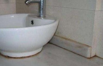 為什么有錢(qián)人衛(wèi)生間不用玻璃膠他們都用這種材料裝修,聰明極了